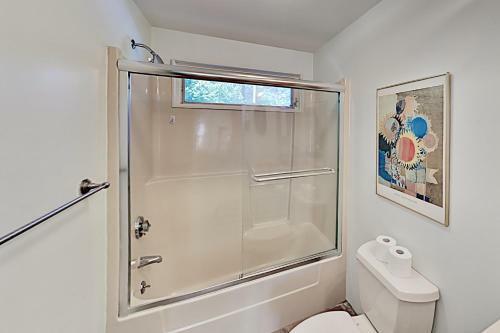 Dennis Getaway With Large Deck - Walk To Beach! Home