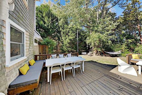 Dennis Getaway With Large Deck - Walk To Beach! Home