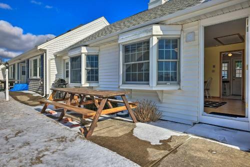 Apartamento Cape Cod Retreat With Gas Grill Steps To Beach
