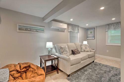 Renovated Cape Cod Home Walk To Beach And Downtown!