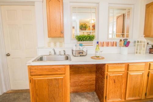 403 Fantastic Location Beautiful Bay Just 1 Minute Away