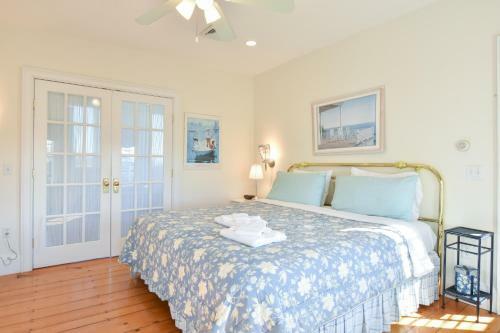 446 Waterfront Fun Awaits In This Huge Family Estate