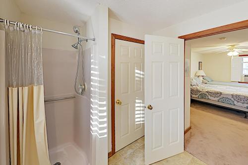 New Listing! Tranquil Home With Deck, Near Beach Home