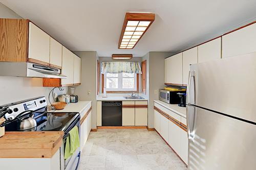 New Listing! Tranquil Home With Deck, Near Beach Home