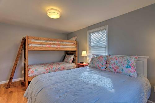 Quiet Cottage With Deck - 4mi To Beach And Shops!