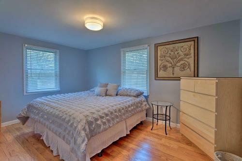 Quiet Cottage With Deck - 4mi To Beach And Shops!