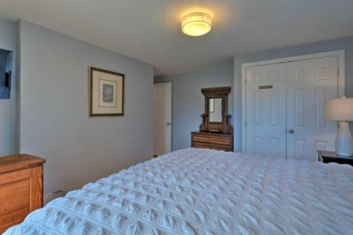 Quiet Cottage With Deck - 4mi To Beach And Shops!