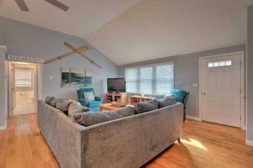 Quiet Cottage With Deck - 4mi To Beach And Shops!