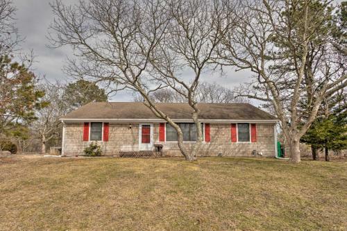 Quiet Cottage With Deck - 4mi To Beach And Shops!