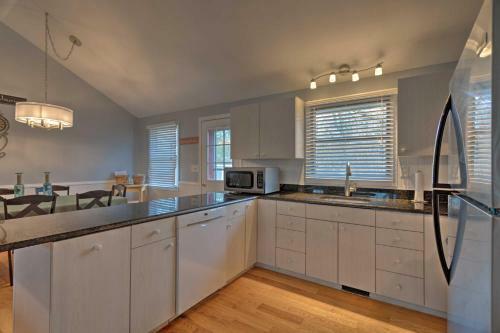 Quiet Cottage With Deck - 4mi To Beach And Shops!