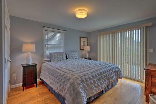 Quiet Cottage With Deck - 4mi To Beach And Shops!