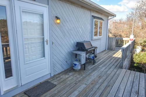 460 Waterfront Private Beach Wrap-around Deck Panoramic Views And Two Tv Rooms