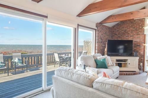 460 Waterfront Private Beach Wrap-around Deck Panoramic Views And Two Tv Rooms