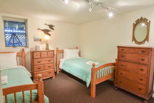 460 Waterfront Private Beach Wrap-around Deck Panoramic Views And Two Tv Rooms
