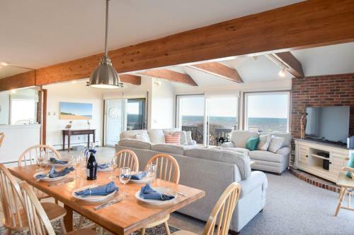 460 Waterfront Private Beach Wrap-around Deck Panoramic Views And Two Tv Rooms