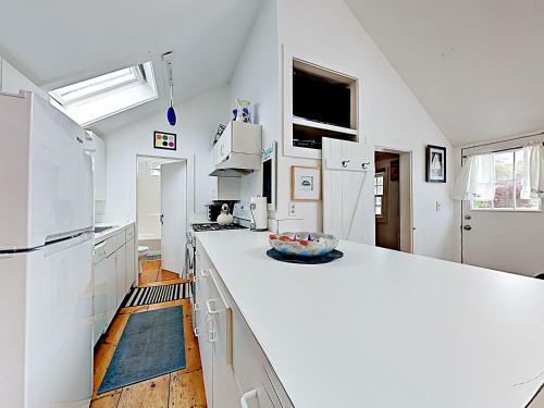 New Listing! Cape Cod Cottage ? 100 Yards To Beach Cottage
