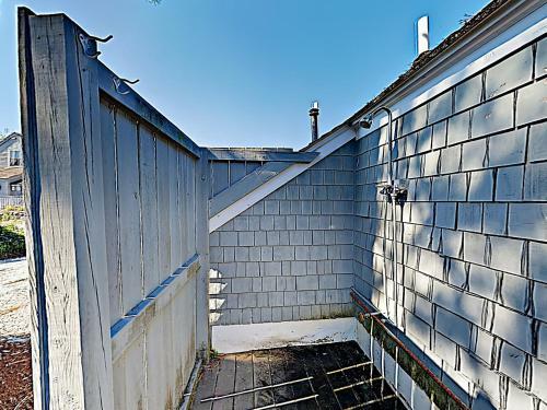 New Listing! Cape Cod Cottage ? 100 Yards To Beach Cottage
