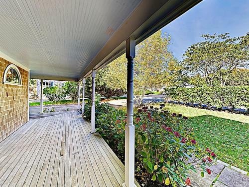 New Listing! Spacious Victorian - Walk To Beach Home