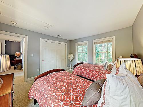 New Listing! Spacious Victorian - Walk To Beach Home