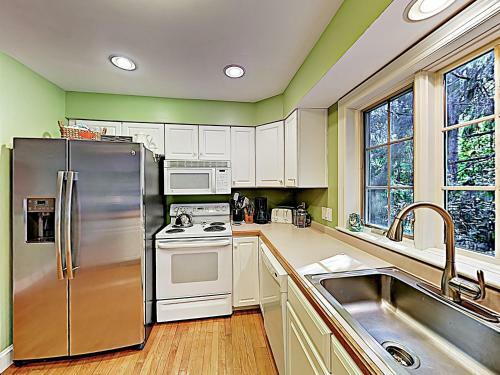New Listing! Spacious Victorian - Walk To Beach Home