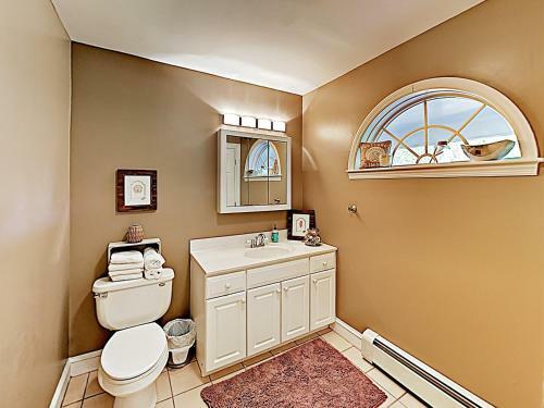 New Listing! Spacious Victorian - Walk To Beach Home