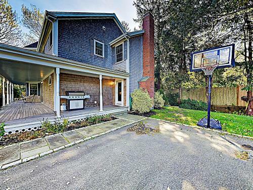 New Listing! Spacious Victorian - Walk To Beach Home