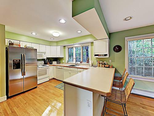 New Listing! Spacious Victorian - Walk To Beach Home