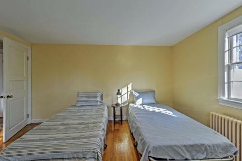 Cape Cod Home On 1 And Acre - Just Mins From Beaches!