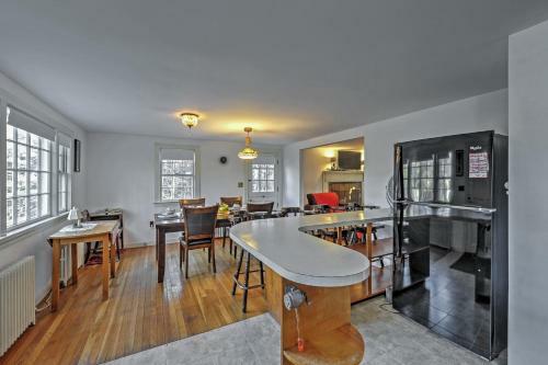 Cape Cod Home On 1 And Acre - Just Mins From Beaches!