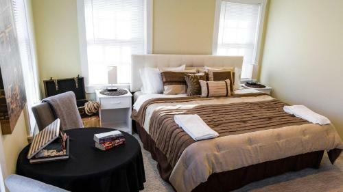 Hostal Room In Guest Room - Room 1 Private Bathroom Pool Shuttle Bus