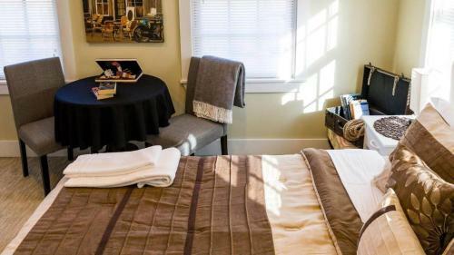 Hostal Room In Guest Room - Room 1 Private Bathroom Pool Shuttle Bus