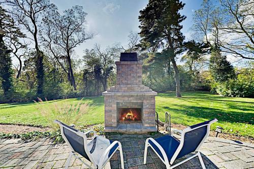 Classic Cape Cod Home - Patio & Outdoor Fireplace Home