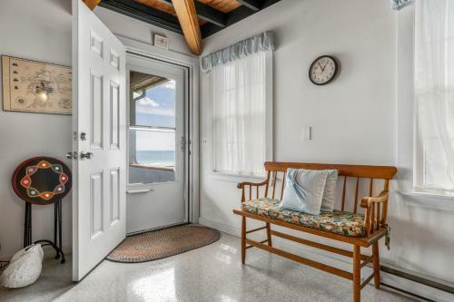 Ocean Front Cottage - Long Beach