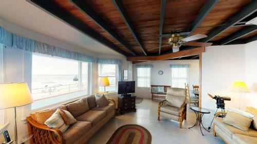 Ocean Front Cottage - Long Beach