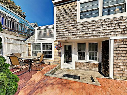 Apartamento New Listing! Brand-new Waterfront Condo With Deck Condo