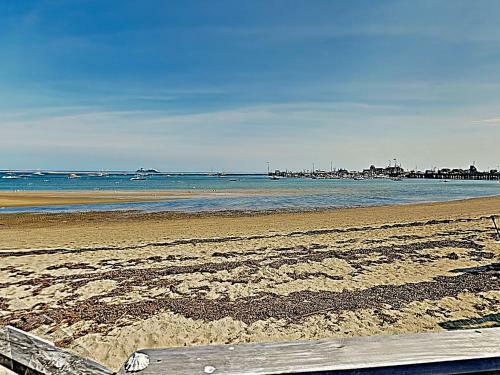 Apartamento New Listing! Brand-new Waterfront Condo With Deck Condo