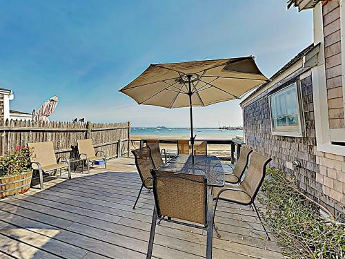 Apartamento New Listing! Brand-new Waterfront Condo With Deck Condo