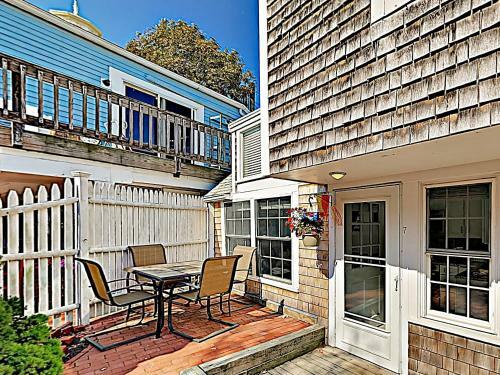 Apartamento New Listing! Brand-new Waterfront Condo With Deck Condo