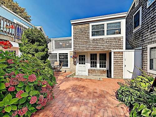 Apartamento New Listing! Brand-new Waterfront Condo With Deck Condo