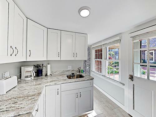 Apartamento New Listing! Brand-new Waterfront Condo With Deck Condo
