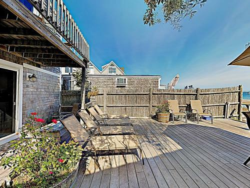 Apartamento New Listing! Brand-new Waterfront Condo With Deck Condo