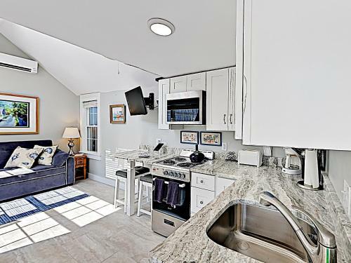 Apartamento New Listing! Brand-new Waterfront Condo With Deck Condo