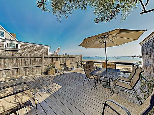 Apartamento New Listing! Brand-new Waterfront Condo With Deck Condo