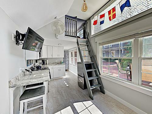 Apartamento New Listing! Brand-new Waterfront Condo With Deck Condo