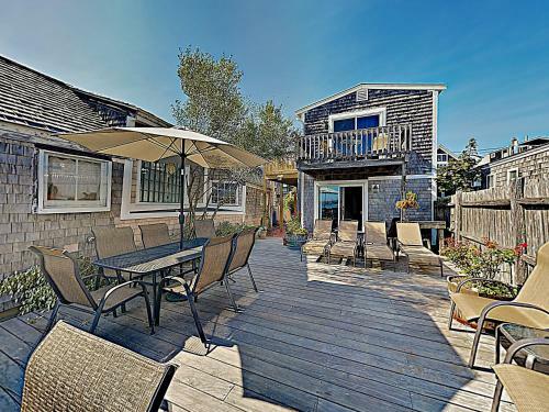 Apartamento New Listing! Brand-new Waterfront Condo With Deck Condo