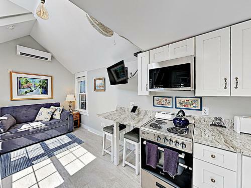Apartamento New Listing! Brand-new Waterfront Condo With Deck Condo
