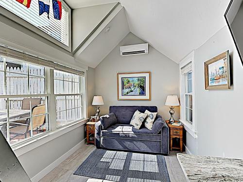 Apartamento New Listing! Brand-new Waterfront Condo With Deck Condo