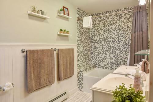 127 Centrally Located In Ptown Dog Friendly With Dedicated Parking Spot