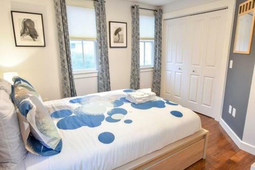 127 Centrally Located In Ptown Dog Friendly With Dedicated Parking Spot