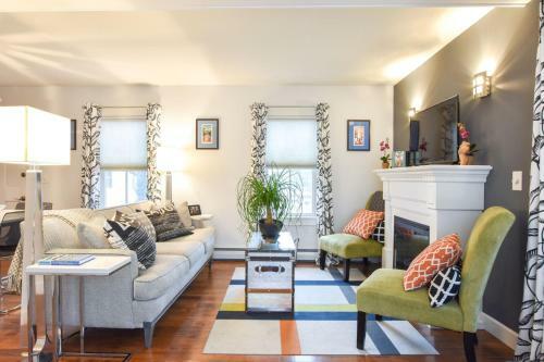 127 Centrally Located In Ptown Dog Friendly With Dedicated Parking Spot